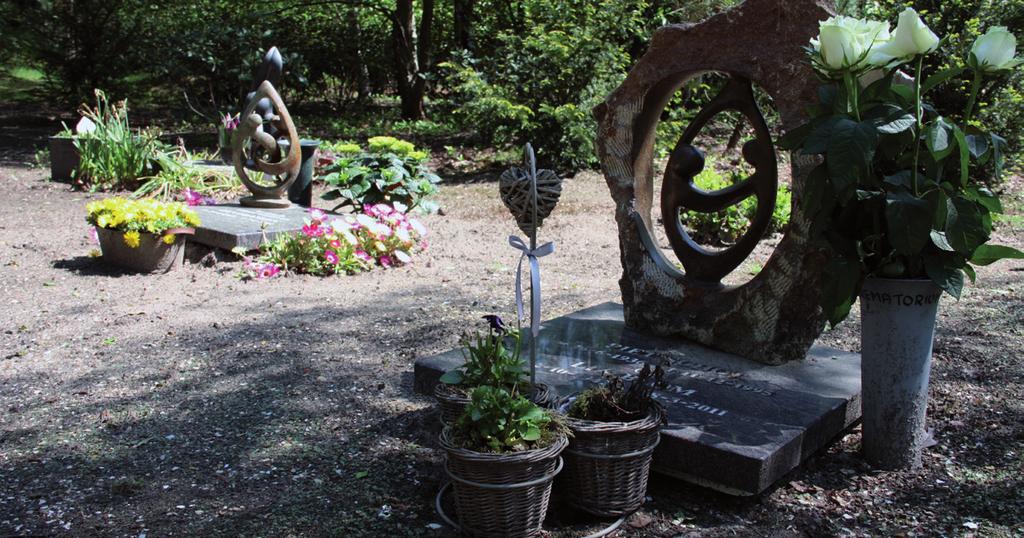 Het glasmonument sluit aan op de waarin de naam van uw dierbare kan worden gegraveerd. De granieten stijl van het monument op de glasterp.