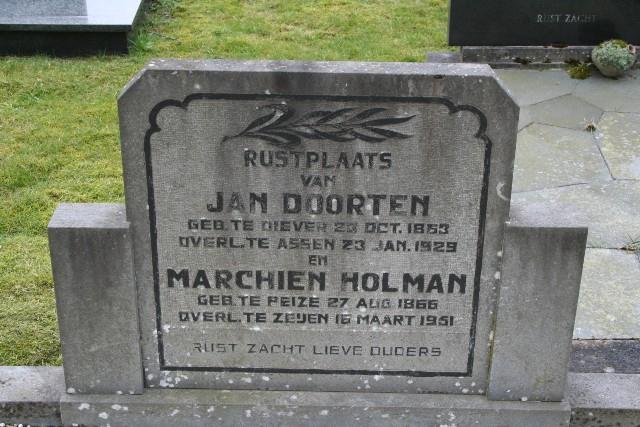 Graf van Jan Doorten, geb. te Diever 23-10-1863, overl. te Assen 23-01-1929 en Marchien Holman, geb. te Peize, 27-08-1865, overl. te Zeijen, 16-03-1951. Begraafplaats Vries, Tynaarloo, Graf. nr.