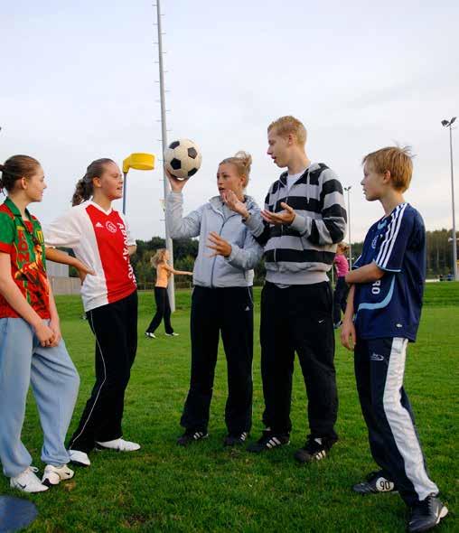 BUURTSPORTCOACHES ZIJN ZICH MEER BEWUST VAN HUN ROL IN HET VELD EN PAKKEN DIE ROL OOK STEEDS BETER De werkweek begint voor buurtsportcoach Marlou Rikkert op het raadhuis in Raamsdonksveer.