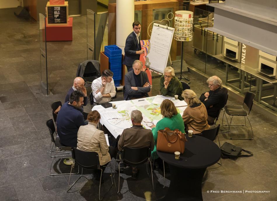 Gesprekstafels Vervolgens werden de aanwezigen opgesplitst in groepen, om aan verschillende gesprekstafels in twee gespreksrondes antwoord te geven op