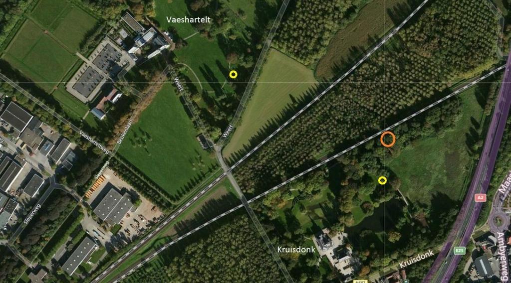 Inventarisatie flora en fauna Afbeelding 18: Ligging van de aangetroffen bijburcht (gele cirkels) en hoofdburcht (oranje cirkel) van de das (bron luchtfoto: Bing Kaarten).