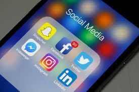 GEBRUIK SOCIAL MEDIA Ondanks de wettelijke minimumleeftijd van 13 jaar zijn reeds heel wat kinderen van onze school actief op social media (Facebook, Instagram,...).