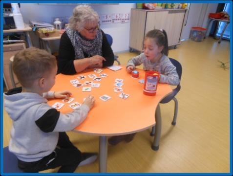 Ze kennen alle letters, maar er komen nog wel nieuwe dingen aan bod. Zo hebben we deze week de sch van schoen geleerd. Bij die letter mag natuurlijk de schoen even op tafel.