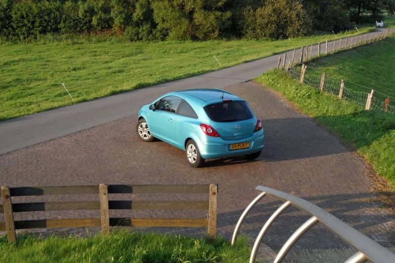 riante veerwegen. Met vier volwassen inzittenden aan boord blijft de Corsa goed rijden. Komt de nood aan de man, dan is er altijd nog het standaard ESP om de helpende hand te bieden.