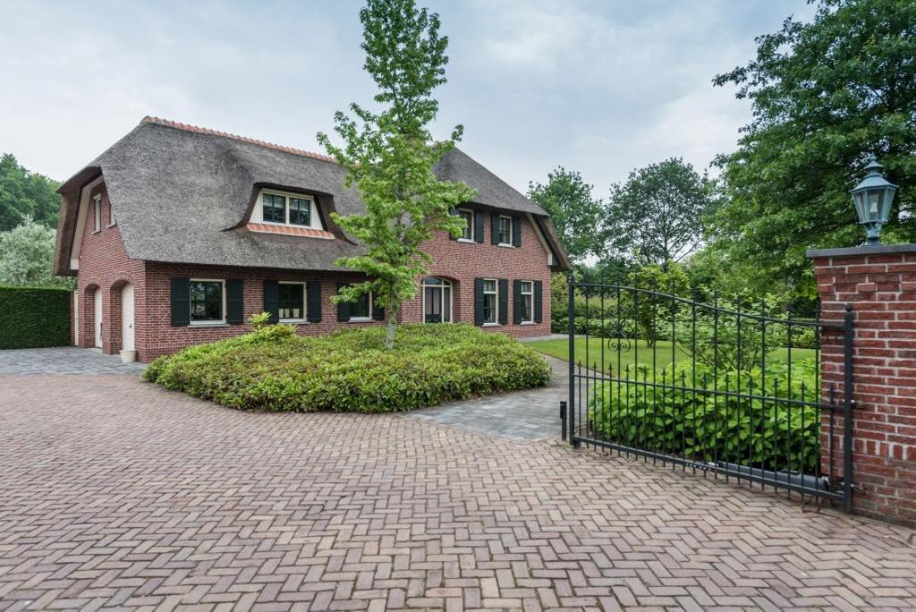 Het landhuis Het vrijstaande landhuis is gebouwd omstreeks 2001. De woning heeft een woonoppervlakte van ca. 212 m² en een inhoud van ca. 835 m³.