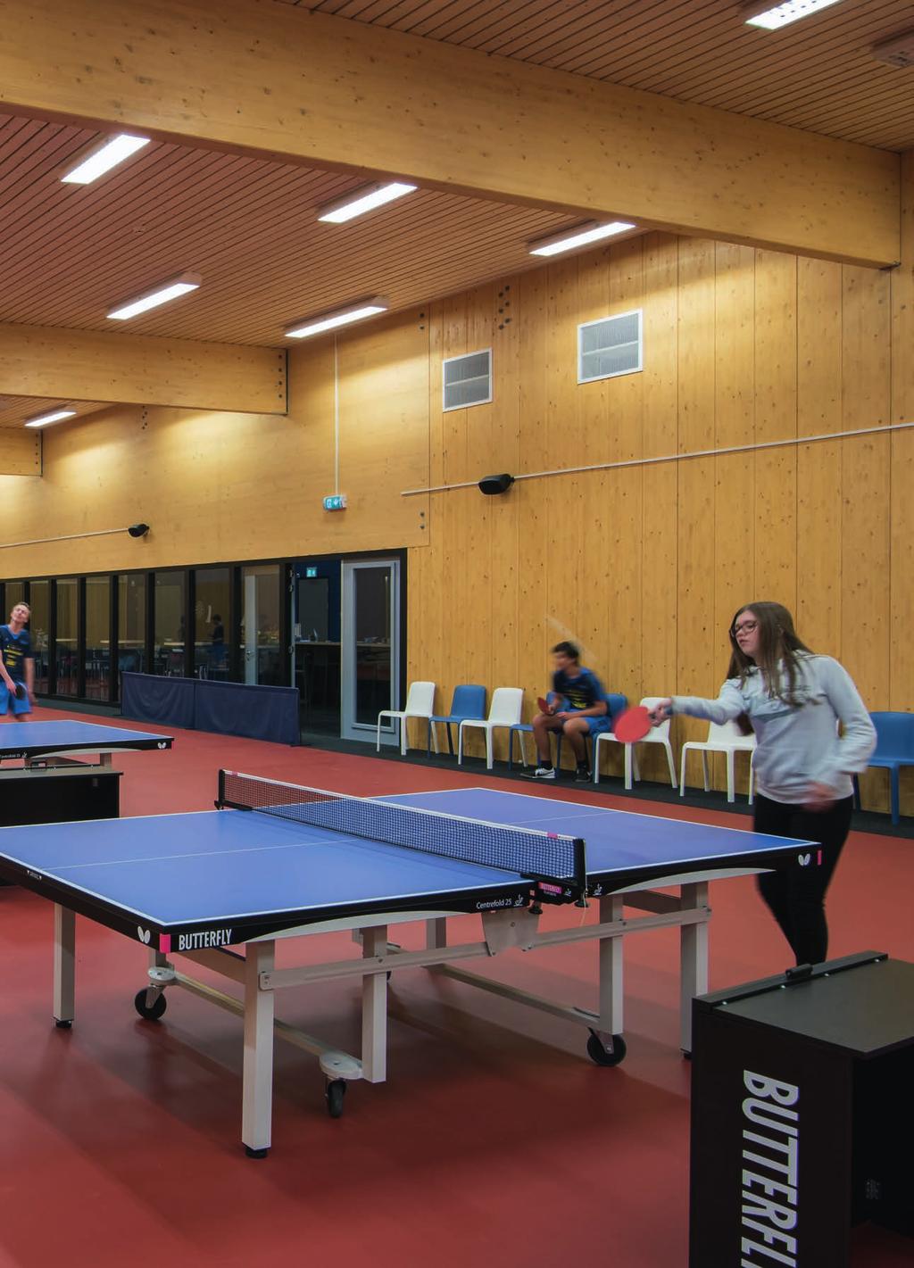 De oefen- en wedstrijdzaal van tafeltennisvereniging Taverzo omvat de halve breedte van het