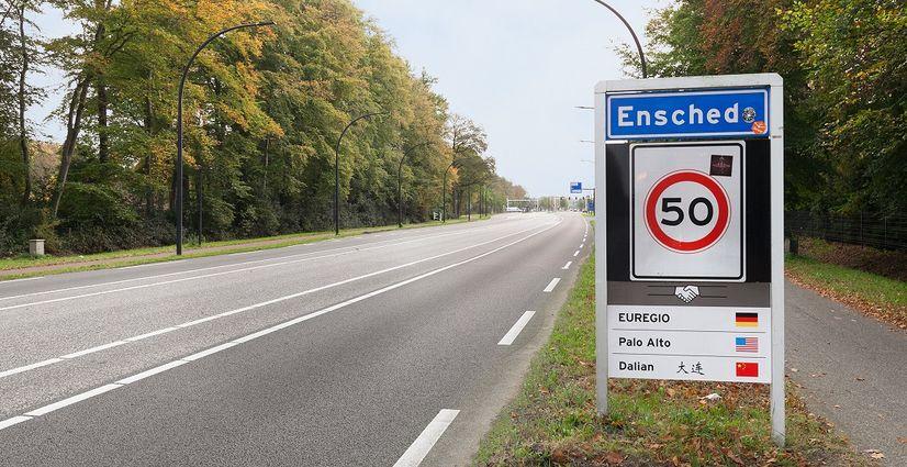 Wonen in Enschede In Enschede wonen zo n 158.140 mensen, de meeste wonen in Enschede-Zuid (33.729), daarna volgt het Binnensingelgebied met 25.154 inwoners en Boswinkel Stadveld met 22.361 inwoners.