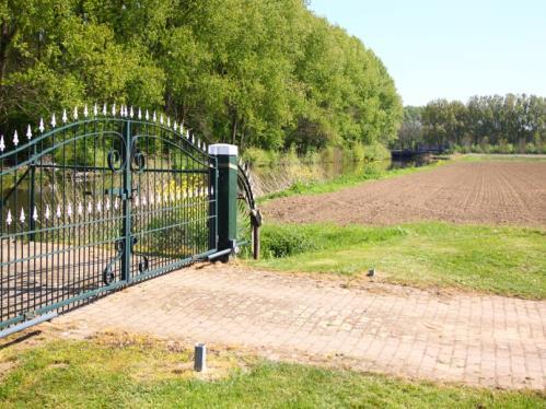 Molen Het Landeke Midden in de bossen aan het water van riviertje De Vycie ligt deze monumentale ronde stenen poldermolen op een perceel van 46020 m².