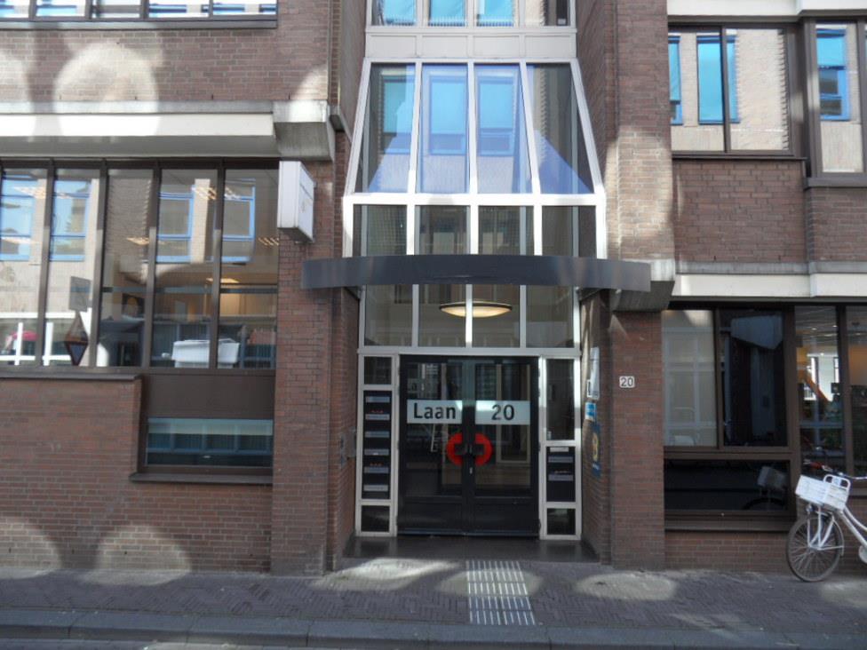 OMGEVINGSFACTOREN Het pand is gelegen in het centrum van Den Haag, gelegen op de hoek van de Laan, Jan Hendrikstraat en Prinsegracht.