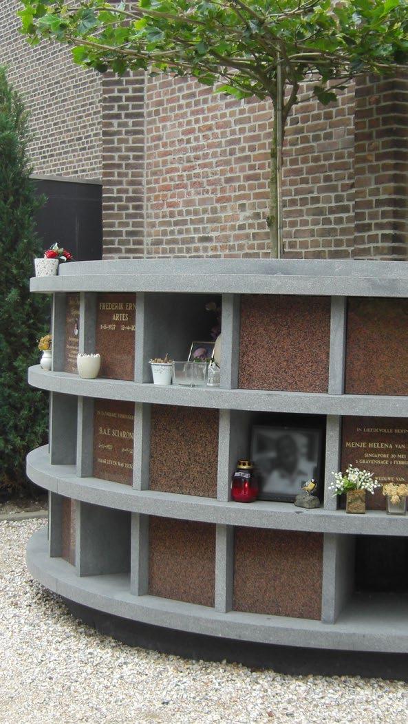 Natuursteen columbarium Sinds enkele jaren bouwt Van Wijngaarden urnenmuren en