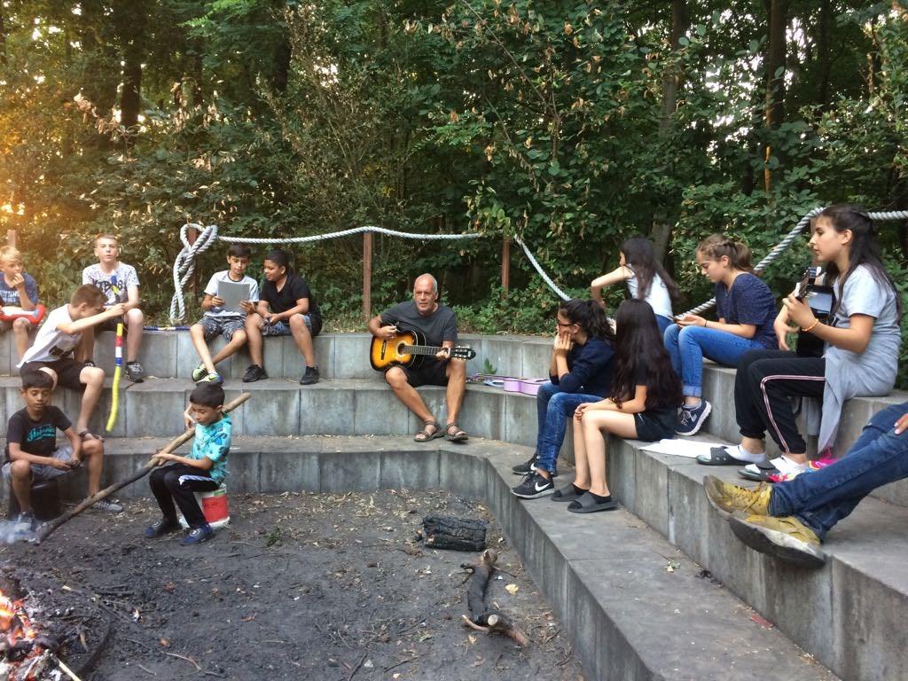 Buiten pasta eten aan de lange Italiaanse familietafel, zingen en gitaar spelen