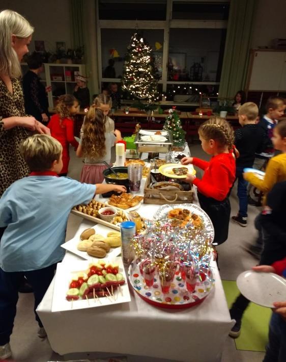 Het kerstdiner En dan was er donderdagavond natuurlijk ons traditionele kerstdiner. Wat hebben we lekker gegeten, gedronken en genoten van het gezellig samen zijn.