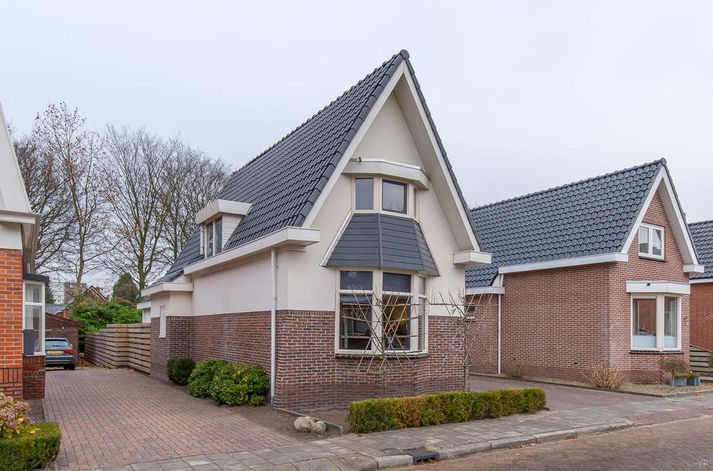 Ligging en indeling Begane grond Entree/hal; meterkast; trapopgang; woonkamer (ca. 16m²) voorzien van erker; eetkamer (ca. 18,5m²) voorzien van erker en toegang tot de kelder; halfopen keuken (ca.