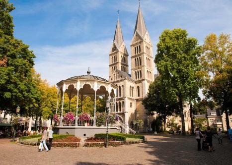 Het nu Limburgse Roermond was aanvankelijk een Gelderse stad (een deel van het huidige Roermond-Zuid lag echter binnen het toenmalige hertogdom Gulik.