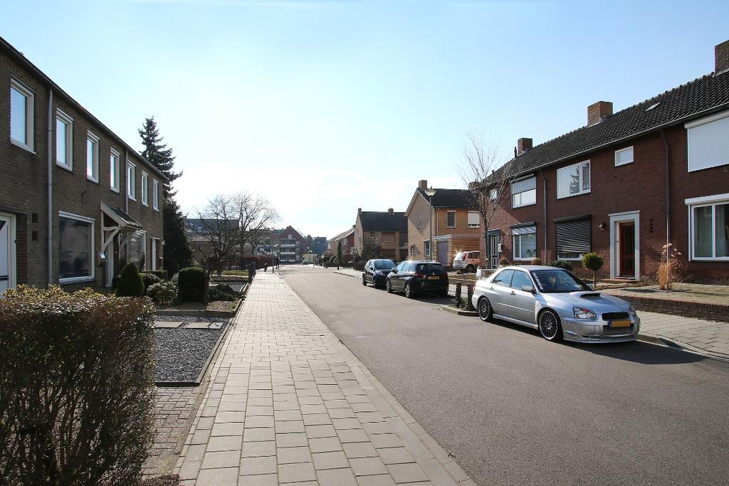 ALGEMEEN: Gelegen in het centrum van Maasniel. Winkels, scholen, sportgelegenheden en diverse voorzieningen zijn op loopafstand gelegen.