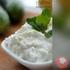 Koude voorgerechten. Salades. Tzatziki Griekse yoghurt met komkommer, kruiden en knoflook - v