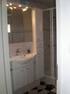 TE KOOP. : geheel betegelde badkamer voorzien van ligbad, douche en wastafel op begane grond Verwarming