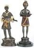 Twee bronzen beeldjes van een Oosterse dienaar met schaal. Deux statuettes en bronze de servants orientaux avec plateau. H. 35 cm