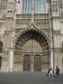 Een ongebruikelijk beeld van de kathedraal van Doornik De markt en de versierde gevels