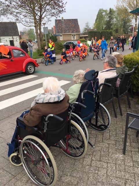 Op vrijdag 21 april hebben bewoners kunnen genieten van de fietstocht van de basisscholen. Zij kwamen met prachtig versierde fietsen langs de Wittenberg gereden.