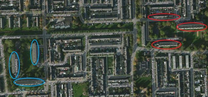 Figuur 1. De de aan te pakken complexen / woongebouwen (complex 5405 aan het Distelplein is blauw omcirkeld, complex 5404 aan het Larixplein is rood omcirkeld). Tabel 1.