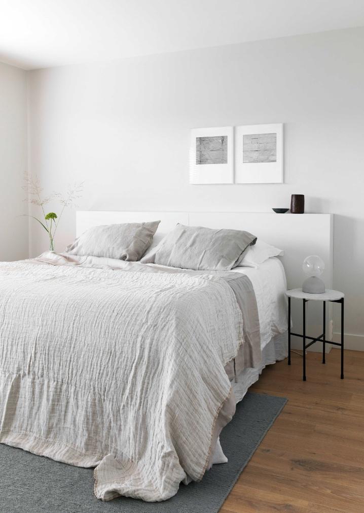 Het bedtextiel is van het Scandinavische merk Himla. Het kunstwerkje achter het bed is ontworpen door Loup Binnenhuisadvies.