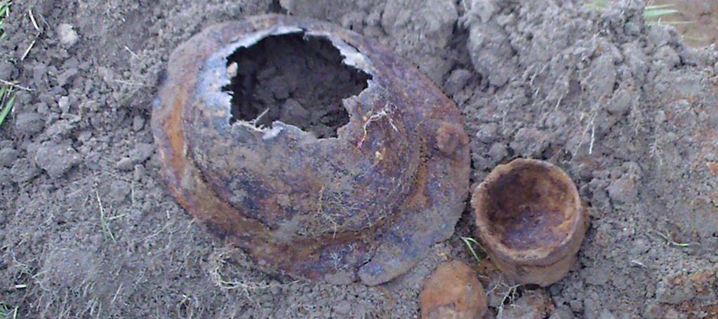 Daarnaast zijn er nog een aantal kleinere metalen objecten gevonden, zoals individuele gespen en haakjes die deel uitmaakten van de kuilvulling.