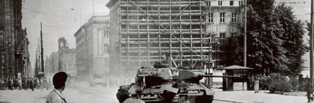 Bekijk bron 21 en beantwoord vraag 48. Bron 21: Russische tanks in de straten van Oost-Berlijn juni 1953.
