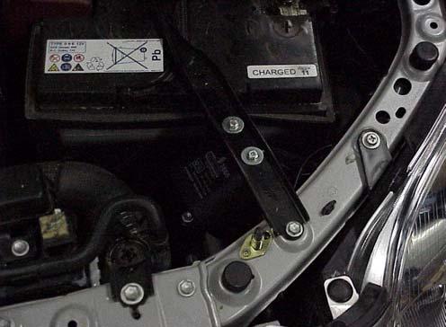 Boor 2 gaatjes van 2 mm en schroef de motorkapschakelaar met 2 RVS-plaatschroeven (met een beetje kopervet) vast.