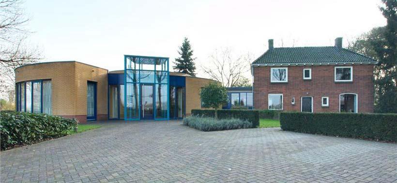 De bebouwing is gesitueerd op een ruim kavel van 2190 m2 aan De Heister 2 te Bemmel. De van oorsprong vrijstaande woning is gebouwd in 1952, het kantoorpand is aangebouwd in 1998.