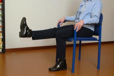 Oefeningen zittend knie strekken Ga goed achter in de stoel zitten. Strek de knie en maak het been zo recht mogelijk.