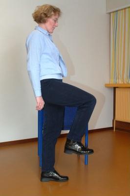 naar achteren bewegen Ga rechtop staan. Houd uw handen vast aan bijvoorbeeld de rugleuning van een stoel. Beweeg uw geopereerde been naar achteren.