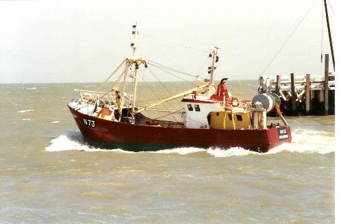 Het vissersvaartuig vaart uit de haven.