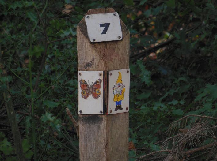 Vlinders & kabouters Deze paaltjes met opschriften van dieren en kabouters staan in het hele bos, en zijn bedoeld voor de