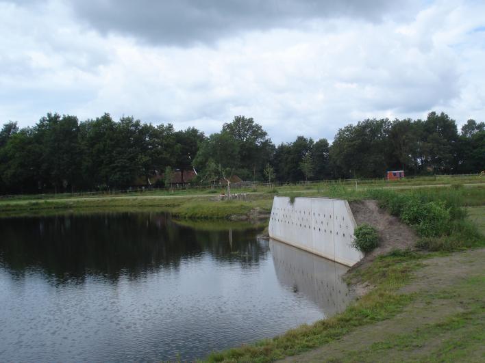 Daarnaast is hier een fietscrossbaan en kan men zomers genieten van de bloemenpracht die hier is aangelegd.