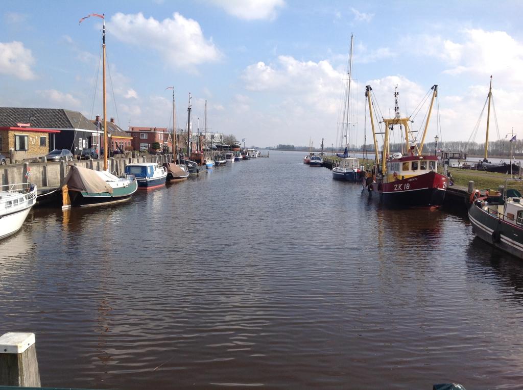 Na Lauwersoog duik ik omlaag langs het Lauwersmeer maar nu aan de andere kant. Wederom adembenemende mooie vergezichten.