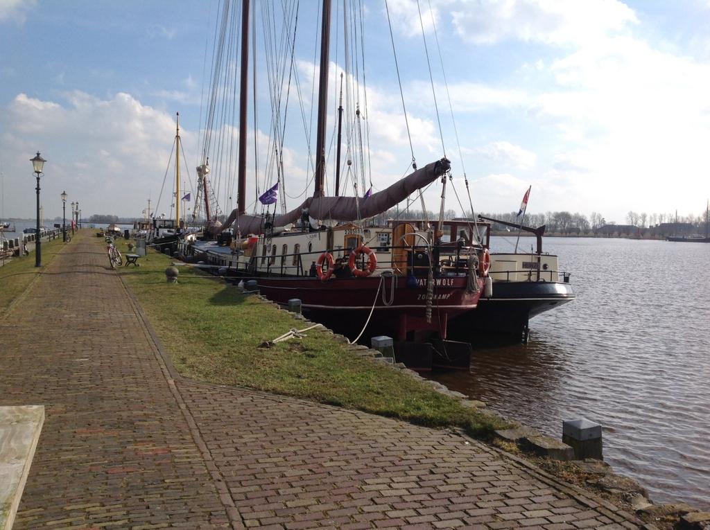 Mijn voorstel om een ander plekje te zoeken wijzen ze dan ook resoluut van de hand. Ik ben van harte welkom en Wessel zal een heerlijk maal voor me bereiden.