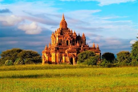 In de middag brengt je gids je weer terug naar je hotel. Neem een verfrissende duik in het zwembad of dompel je onder in het kleurrijke stadsleven van Bagan. Tip: breng een bezoek aan Myinkaba.