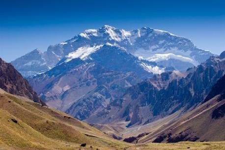 Het hoogste punt van het Park is de Mount Aconcagua (6962 meter boven zeespiegel) en is de hoogste berg buiten Azië en de tweede hoogste berg van de seven summits.