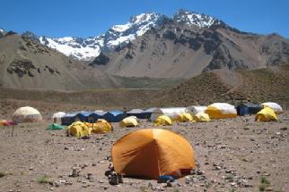 Deze porters dragen van en naar de hoogtekampen alle benodigde expeditiematerialen en voeding zoals tenten, branders, kookgerei, brandstof en maaltijden.