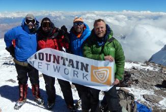 Ook zal er een aantal keer tijdens de expeditie contact gelegd worden met Mountain Network in Nederland waarna er een update gemaild wordt naar de thuisblijvers van de deelnemers.