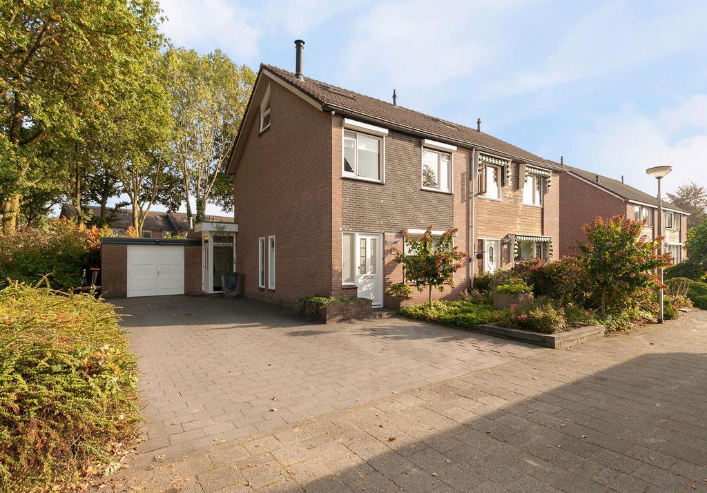 Kenmerken Inhoud woning: 555 m³ Woonoppervlakte: 150 m² Perceeloppervlakte: 375 m² Bouwjaar: 1981 Het perceel wordt fors groter dan zichtbaar in terrein (er is circa 67 m² extra grond bij gekocht);