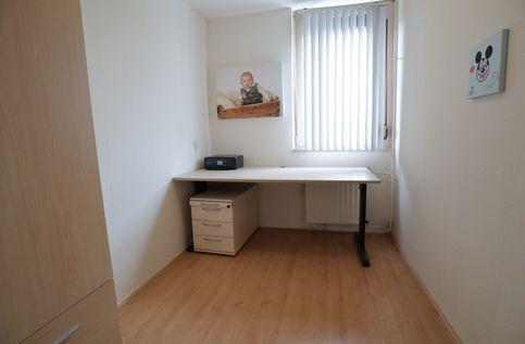 - Badkamer (2,47 x 2,08m) met zeer fraaie afwerking, voorzien van ligbad, inloopdouche, toilet en