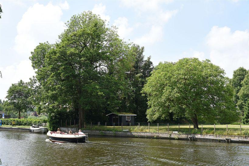 Aan de voorzijde de klinkertjes van één van de oudste straten, aan de rand van de pittoreske dorpskern.