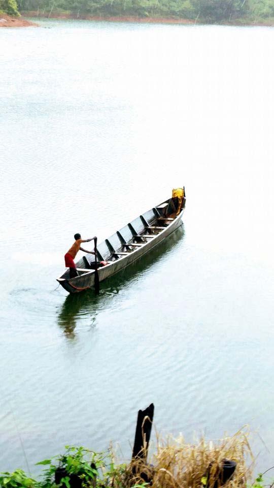 Foto 3: Jongetje aan het varen op het Brokopondomeer.