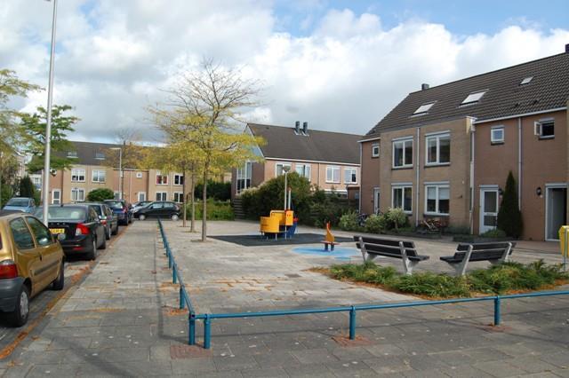 2-onder-1 kapwoning in kindvriendelijke buurt met: een zonnige tuin, een eigen oprit en een garage In de kindvriendelijke wijk Kerk en Zanen kunnen wij u deze aantrekkelijke 2-onder-1 kapwoning met