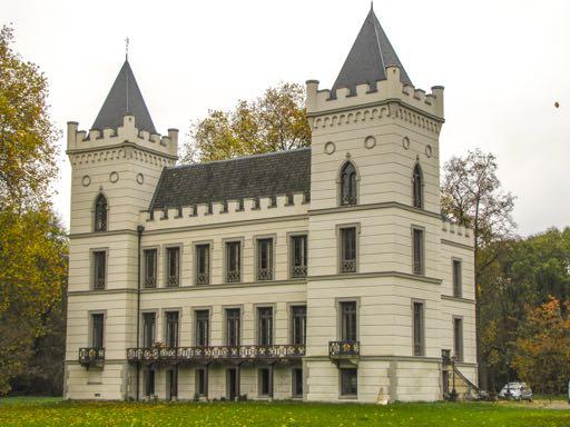 02 KASTEEL BEVERWEERD GEBOUWD HUIDIG 13e EEUW PRIVE EIGENDOM KORTE BESCHRIJVING Het oudste deel van kasteel Beverweerd is een rechthoekige woontoren uit de tweede helft van de 13 e eeuw.