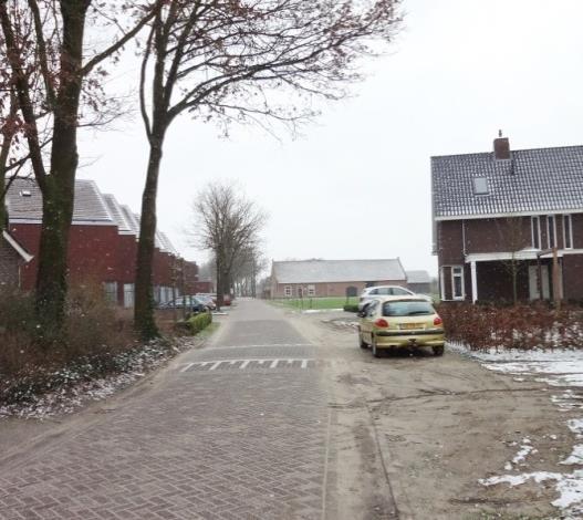 Ten zuiden van het plangebied, op de kruising van Bolakker met (het verlengde van) de Langecruijsstraat, staan een boerderij en een woonhuis. Beide hebben een traditionele uitstraling.