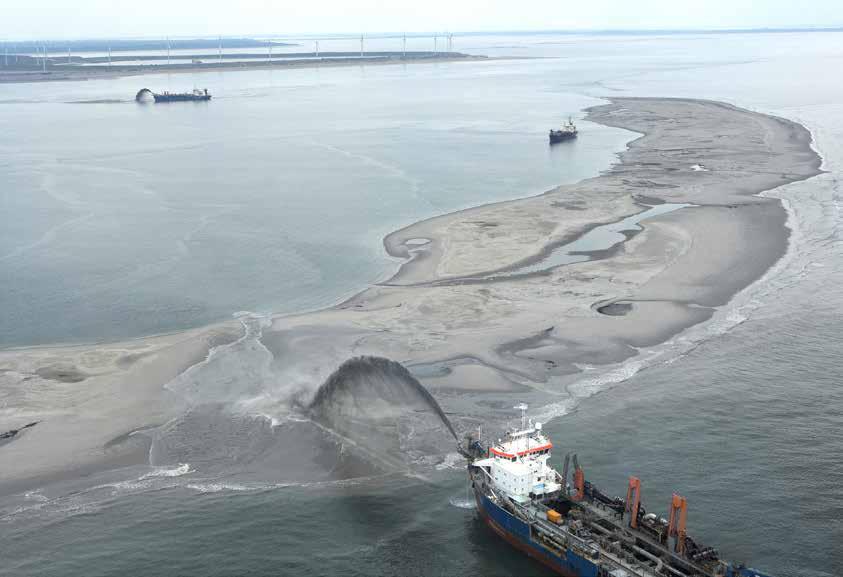 ZAND BOVEN WATER LESBRIEF PRIMAIR ONDERWIJS BOVENBOUW Rotterdam is de belangrijkste haven van Europa. Steeds meer spullen reizen via Rotterdam. Sinds 2008 is de haven uitgebreid met Maasvlakte 2.