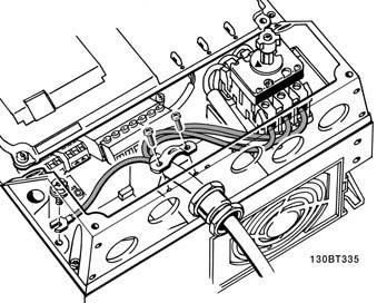VLT HVAC Drive Design Guide 5. Installeren NB! Controleer of de netspanning overeenkomt met de netspanning op het motortypeplaatje van de frequentieomvormer.